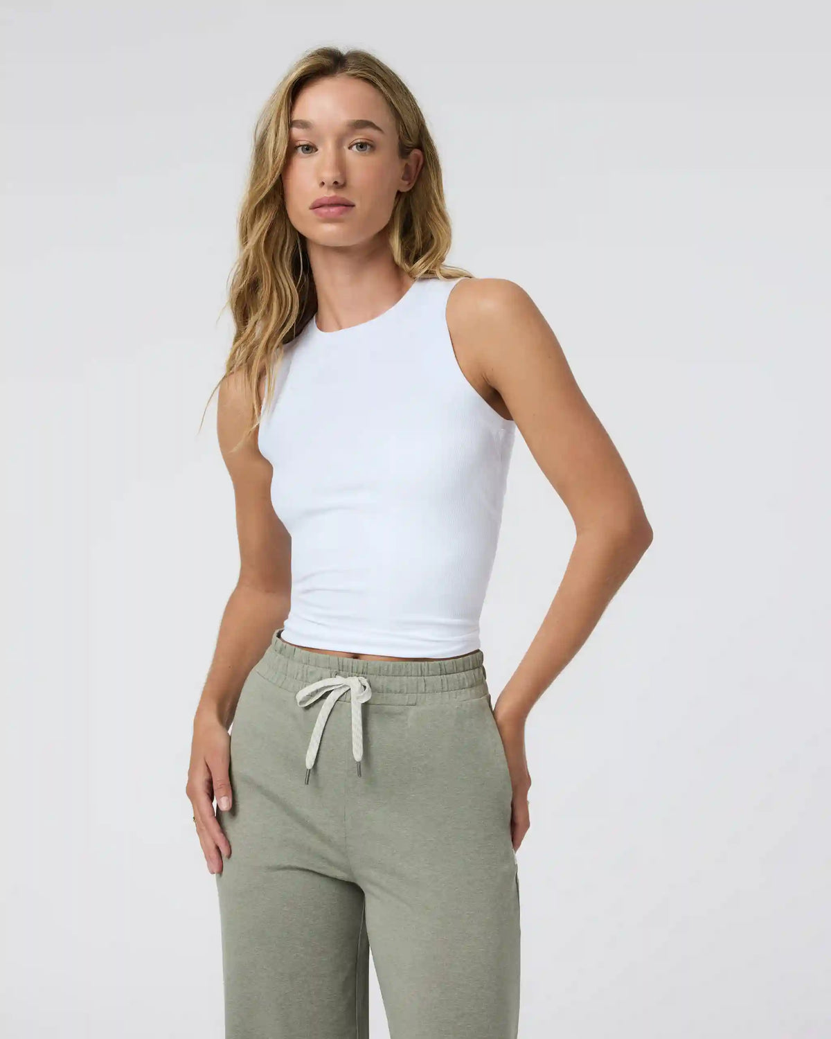Pose Modern Tank